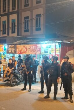 SAPU BERSIH TITIK RAWAN KOTA MEDAN, BRIMOB POLDA SUMUT TURUN KE JALAN SAAT WARGA TERLELAP: TAWURAN DIBUBARKAN, KRIMINALITAS DITEKAN