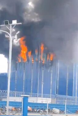 Api Mengamuk di KEK Sei Mangkei, Brimob Polda Sumut Bergerak Cepat Bantu Pemadaman — Tiga Nyawa Tak Terselamatkan