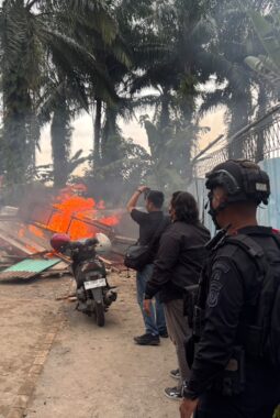 BRIMOB DAN DITRESNARKOBA POLDA SUMUT GEREBEK SARANG NARKOBA DI SEI MENCIRIM, BARAK-BARAK DIBAKAR