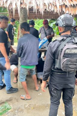 BRIMOB SUMUT BERSAMA TNI TERTIBKAN LAHAN DI PALUTA, TIGA ORANG DIAMANKAN, SENJATA TAJAM DAN BARANG DIDUGA NARKOTIKA DITEMUKAN