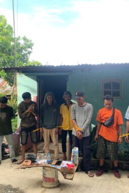 SELAMATKAN GENERASI DARI CENGKERAMAN NARKOBA! Brimob dan Ditresnarkoba Polda Sumut Gerebek Lokasi di Medan, 8 Pria Diamankan
