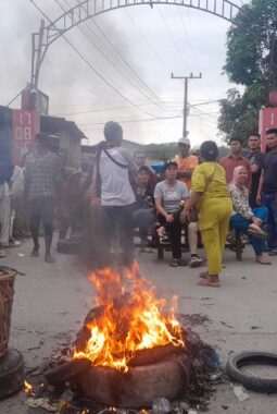 “TOLAK EKSEKUSI! WARGA PASAR IV HELVETIA BERTAHAN DI TENGAH ANCAMAN PENGOSONGAN: ‘KAMI SIAP MATI DEMI TANAH INI!’”